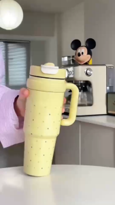 ถ้วยฉนวนสแตนเลส 316 1000ml/30oz แก้วน้ำสแตนเลสมีหูจับ มีฝาปิด เก็บความเย็นได้ดี แถมฟรีหลอด