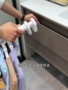 Travel clothes drying rack no drilling required telescopic clothes drying rod multi-functional folding clothes drying rack for hotel balconies.