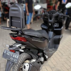Sandaran Jok Motor Vario 150 Dan Vario 125 Old Fi Led Esp New - Aksesoris Sepeda Motor - Sandaran Jok Hitam - Cocok Untuk Vario 150 Dan Vario 125 - Latar Belakang Sepeda Motor Hitam