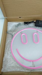 ป้ายไฟ LED รูปหน้ายิ้ม สีชมพู ประหยัดไฟ ปลั๊ก 2 พิน ใช้ในบ้าน เพิ่มสีสัน