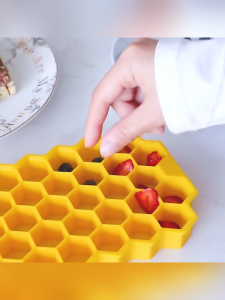 【Buy 1 Take 1】5PCS Ready Stock 37 Grids Silicone Ice Cube Molder Tray Fruit Popsicle Maker Honeycomb Shape Ice Cube Maker Silicone Ice Cube Molder With Cover Lid Ice Cube Tray DIY Ice Jelly Mold Essential For Tropical Climate