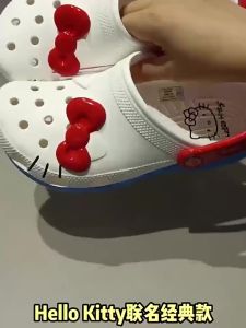 Dép Cross Hello Kitty cho bé gái trẻ em màu Trắng đế xanh HannaKids Sục Sandal Xăng đan Charm Mèo 3D giày xục Cros Classic ClogKid