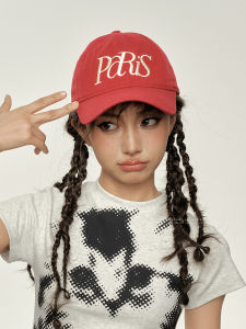 หมวกสีแดงอเมริกันย้อนยุค ผู้หญิง ตัวอักษร งานปัก หน้าหมวกปีกกว้าง พรางหุ่น นุ่ม เสื้อท่อนบน สูง เสื้อท่อนบน หมวกเบสบอล ผ้าฝ้าย ลำลอง