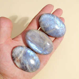 1PC ธรรมชาติมูนสโตนสีฟ้าคริสตัลปาล์มหินสําหรับ Mind Healing นวดนิ้วมือ Energy Healing Feng Shui โยคะ Home Decor