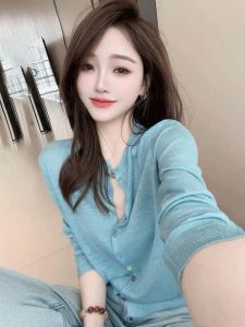 เสื้อคาร์ดิแกนถักไหมน้ำแข็งแขนยาวบางสำหรับผู้หญิงในฤดูใบไม้ผลิและฤดูร้อน เสื้อคลุมกันแดดแบบสวมหัวทรงหลวมๆ สีพื้น