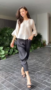 เสื้อแพตเทิร์น คอกลม แขน 4 ส่วน แต่งชายแขนบาน ระย้า ให้มีดีเทล เกร๋กรุบ เริ่ดเลอ Perfect  🌸 เพิ่มดีกรีความงาม ให้ชวนมอง มีกระดุมเปิด/ ปิดได้ สีเดียวกับตัวเสื้อ ใส่สวย มองมุมไหนก็ดูดี ให้ลุคมาดามค่า