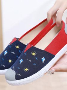 ใส่สบาย ลำลอง ผู้หญิง รองเท้าผ้าใบกันลื่น นุ่ม ส้นแบนด้านล่าง ฤดูใบไม้ผลิ ฤดูใบไม้ร่วง รองเท้าผ้าปักกิ่ง ระบายอากาศได้ดี อินเทรนด์