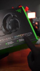 ฟังเกมมิ่งอัพเดทเพื่อคุณ - Razer BlackShark V2 HyperSpeed Wireless ผู้ชายอ้วนและปลอดภัย กระโดย Razer™ HyperClear Super Wideband Mic และ THX Spatial Audio รวม Breathable Memory Foam Cushions และ Advanced Passive Noise Isolation