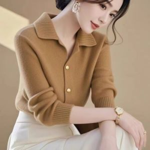 เสื้อคาร์ดิแกนถักสีเบจ คอปกตั้ง แขนยาว ทรงสลิมฟิต เสื้อผ้าทำงานสำหรับผู้หญิง ฤดูใบไม้ร่วง 2024 คอลเลกชันฤดูหนาว