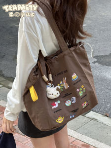 กระเป๋าสะพายไหล่แบบลำลองความจุขนาดใหญ่สำหรับนักเรียนวิทยาลัย กระเป๋าเดินทางแบบสะพายข้างลายการ์ตูนน่ารัก กระเป๋าถือผ้าใบสำหรับผู้หญิง