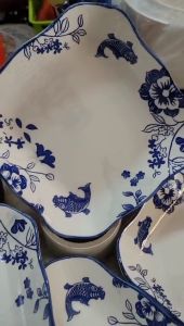 DĨA VUÔNG GỐM SỨ HỌA TIẾT CÁ CHÉP  HOA SEN  - 18CM