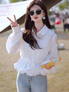 เสื้อเชิ้ตแขนยาวสีขาวทรงหลวมสไตล์ฝรั่งเศสสำหรับผู้หญิง ฤดูใบไม้ผลิปี 2025 เสื้อคอตุ๊กตา ดีเทลจี้ลูกไม้ ทรงเข้ารูป