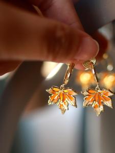 Fashionable Maple Leaf Earrings No Piercing Mosquito Coil Tray Clip-On Unique Design Autumn Winter Atmosphere Sensation Womens Jewelry