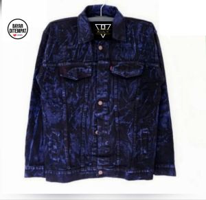Jaket Jeans Pria Snow Biru Navy Denim Tebal dengan Aksen Warna dan Kancing Emas Cocok untuk Gaya Kasual