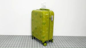 กระเป๋า ชุดกระเป๋าเดินทางเด็ก 4 ชิ้น (กระเป๋าเดินทาง 1 ใบ กระเป๋าเป้ 1 ใบ กระเป๋าใส่กล่องอาหาร 1 ใบ กระเป๋าดินสอ 1 ใบ) กระเป๋าเดินทางขนาด 18 นิ้วพร้อมระบบล็อค TSA กระเป๋าเดินทางเด็ก กระเป๋าเดินทางพร้อมล้อสปินเนอร์ วัสดุโพลีคาร์บอเนต