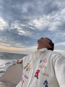 เสื้อเชิ้ตแขนสั้นลายดอกไม้ปักลายสไตล์ลำลองสำหรับผู้ชาย ทรงหลวม ระบายอากาศได้ดี ฤดูร้อน 2024 เสื้อเชิ้ตผู้ชาย