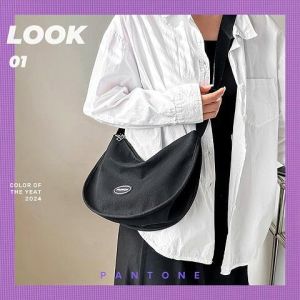 LHShoess งานสุดฮอตฮิต กระเป๋าสะพายไหล่สไตล์เกาหลี สีมินิมอลมีนิใจพร้อมส่งถึง 3 สี ให้เลือก บอกเลยว่ารุ่นนี้ใส่ของได้จุใจ สะพายไหล่ก็เก๋ ก็คาดอกก็เท่ห์ไม่ไหว แมทช์ชุดง่าย ใช้งานได้สะดวกต้องรุ่นนี้