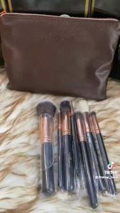 Lady Q ชุดแปรงแต่งหน้า 8 ชิ้น STBA08rg ครบเซ็ต ขนแปรงเนียนนุ่ม แน่นหนา คุณภาพดี สีติดง่าย ไม่หลุดร่อน พร้อมกระเป๋าหนังถือมีซิป ราคาสุดคุ้ม!!! - สีน้ำตาล