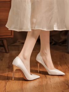 สไตล์ฝรั่งเศส รองเท้าส้นสูง ผู้หญิง ส้นบาง ชุดกี่เพ้า โชว์รองเท้าแต่งงาน เรียบง่าย รองเท้าหมั้น สีขาว รองเท้าเพื่อนเจ้าสาว รองเท้าเดี่ยวที่สะดวกสบาย