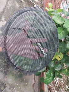 Màng bảo vệ loa bằng sắt dày và chắc chắn dùng cho loa 250mm Kích thước đường kính ngoài là 280mm Kích thước chiều cao là 18mm Kích thước tâm 2 lỗ chéo 280mm đến 290 mm Ae mua về để bảo vệ loa tránh lỗi hư không đáng có