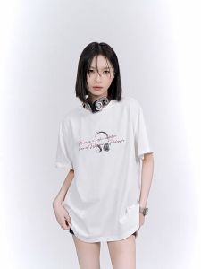 Kaos Wanita Lengan Pendek Motif Doodle & Gaya Retro Amerika