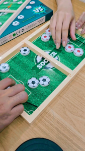 Đồ chơi đá bóng đơn giản mới lạ kịch tính - bàn búng bóng cho bé bộ quà tặng