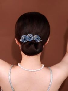 เครื่องประดับผมดอกไม้สีฟ้า ทรงหัวเข็มขัดผ้าไหม ทรงหัวเข็มขัดแบบใหม่ 2024 สำหรับผู้หญิงที่ไม่ชอบทำผม เครื่องประดับผมสไตล์หวานๆ