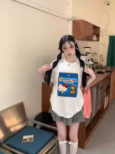 Kaos Streetwear Wanita 2025: Motif Kucing Doodle & Graffiti Retro Amerika