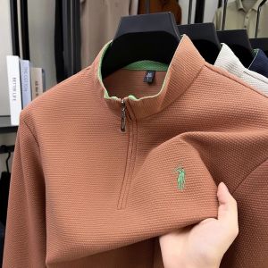 นักออกแบบแบรนด์ม้าเย็บปักถักร้อยผู้ชายกีฬาเสื้อกันหนาวฤดูใบไม้ผลิและฤดูใบไม้ร่วงแฟชั่นใหม่สะดวกสบายพอลหรูหราครึ่งซิปยืนคอแขนยาวเสื้อยืด