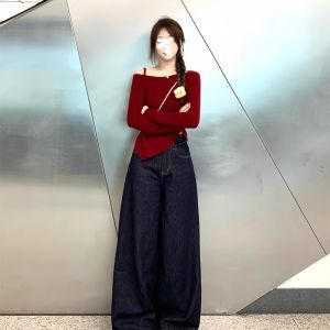 เสื้อสเวตเตอร์คอเฉียงแขนยาวทรงเข้ารูปสีแดงเข้มสำหรับผู้หญิงในฤดูใบไม้ร่วง เสื้อผ้าทำงานสไตล์เกาหลีที่สวมใส่สบายและสวมใส่ได้ตลอดทั้งปี