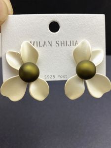 Elegant Floral Ear Cuffs 2024 New Style High-End Asymmetric Color Collision White Face Slimming Womens Ear Jewelry