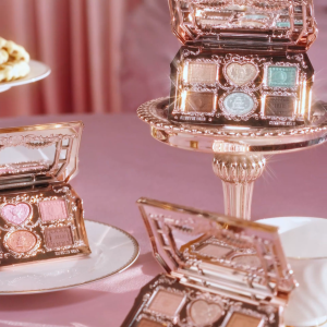 [NEW]Flower Knows The Sweetie Bear Collection 6-Color Makeup Palette เครื่องสำอาง อายแชโดว์  เฉดสีแมทท์&แวววาว  ให้สีสันสดใสและติดทนนาน เนื้อหน้านุ่มละเอียด โทนสีน้ำตาลและสีชมพูสำหรับชีวิตประจำวัน