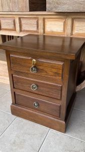 ตู้หัวเตียง ไม้สัก วินเทจ สูง60 xยาว50xลึก40cm สีเสี้ยนดำ 3 ลิ้นชัก พร้อมกุญแจล๊อก ตู้ใส่ของ ตู้เก็บของ ตู้ข้างเตียง โต๊ะวางของ โต๊ะข้าง ตู้ลิ้นชัก