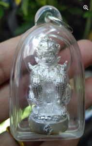 (เลี่ยมกรอบพร้อมใช้ กล่องเดิมครบ)หนุมานทรงเครื่อง รุ่น เศรษฐีทันใจ เนื้อสัมฤทธิ์ชุบเงินจิวเวลรี่ NO.285 หลวงพ่อหวั่น วัดคลองคูณ จ.พิจิตร