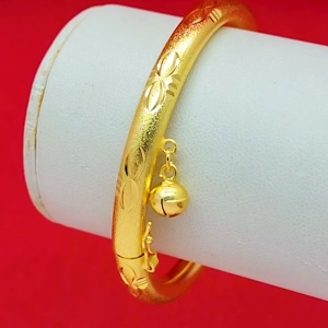กำไลทอง กำไลหลอดพ่นทรายตัดลายห้อยกระพรวน เส้นผ่านศูนย์กลาง 5.5 ซม. เสริมบารมี ใส่ออกงานได้ ชุบทองติดทน สวยเป๊ะไม่โป๊ะ