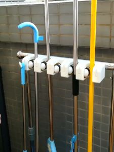 Giá Treo Cây Lau Nhà Để Ráo Nước Inox Cao Cấp Cleaner có bánh xe di chuyển - Phụ Kiện Thuận Lợi