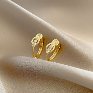 Khuyên Vành tai Nút hình học: Tinh tế Crafted với Zirconia vi thiết lập nâng cao thương phong cách của cái nhìn của bạn với một liên lạc của sự sang trọng hiện đại