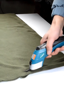 กรรไกรไฟฟ้าแบบมือถือ เครื่องตัดผ้าไฟฟ้า สำหรับช่างตัดเสื้อ ตัดผ้าได้เร็วและเรียบ ใช้ได้ทั้งแบตเตอรี่และเสียบปลั๊ก ตัดผ้าหนาได้ ของแท้ รับประทาน 1 ปี