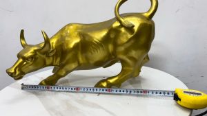 Tượng trâu chiến phố Wall bằng đồng phong thủy cỡ đại ngang 40cm cao 30cm rộng 30cm