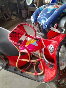 Kursi Rotan Boncengan Anak Motor Matic Biasa Dilengkapi Sabuk Pengaman dan Bantal Stang