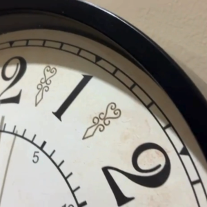 12 inch Wall Clock With Seconds Print Pattern Quartz Round Classic Home Decor Kitchen Room