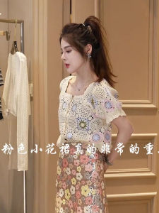 เสื้อถักแขนสั้นลายดอกไม้หวานๆ สำหรับผู้หญิงในช่วงฤดูร้อนปี 2024 เสื้อผ้าทำงานสไตล์เกาหลีคอวีแขนสั้นลายดอกไม้