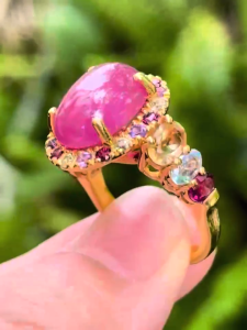 KJ1143 แหวนทับทิมชมพูเนื้อแก้ว ล้อม Mixed Gems พลอยหลายสี น้ำหนักรวม 12-15 กะรัต ขนาดแหวน 55