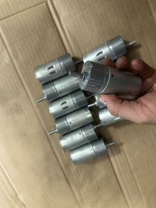 Mô tơ giảm tốc 12v 60rpm sài tốt 1 răng nhựa. Giá 1 cái