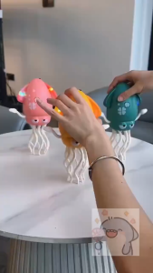 ของขวัญคริสต์มาส ของเล่นปลาหมึกเต้นระบำ SQUID TOY มีเสียง ไฟกระพริบ เต้นและเดินได้ หลบสิ่งกีดขวาง แถมเบ็ดตกปลาและสายชาร์จUSB ขนาด 12.5x20.5 ซม.