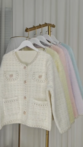 เสื้อไหมพรมแขนยาวผ้าหนานุ่มมาก แต่งกระเป๋าด้านหน้า ดีเทลกระดุมมุข ขอบแต่งถักสไตล์เกาหลี แฟชั่นฤดูหนาว