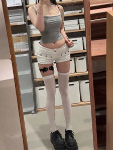 กางเกงขาสั้นยีนส์เอวต่ำสไตล์อเมริกัน Y2K สำหรับผู้หญิง กางเกงขาสั้นทรงเอลำลองสีขาว กางเกงขายาวทรงเอสำหรับผู้หญิงในช่วงฤดูร้อน