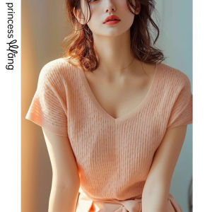 WANGGONGZHU | เสื้อสเวตเตอร์คอวีผู้หญิงแขนสั้นฤดูร้อน 2025 เสื้อผ้าทำงานสไตล์เรียบง่ายที่หรูหราและเป็นมิตรกับผู้หญิงวัย 30-34 ปี