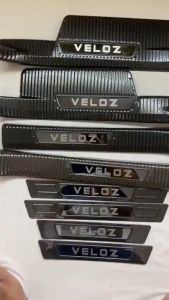 Ốp Bậc Cửa Nẹp Bước Chân Chống trầy cốp CARBON xe Toyota VELOZ 2022 - 2023 - 2024 vân cacbon CHỮ TRÁNG GƯƠNG cao