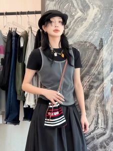 เสื้อยืดแขนสั้นผู้หญิงสีดำหลวมๆ สไตล์เกาหลี ฤดูร้อน 2025 ชุดสองชิ้น เสื้อตัวบนกระชับสัดส่วน ดีไซน์ใหม่ สินค้าขายดี